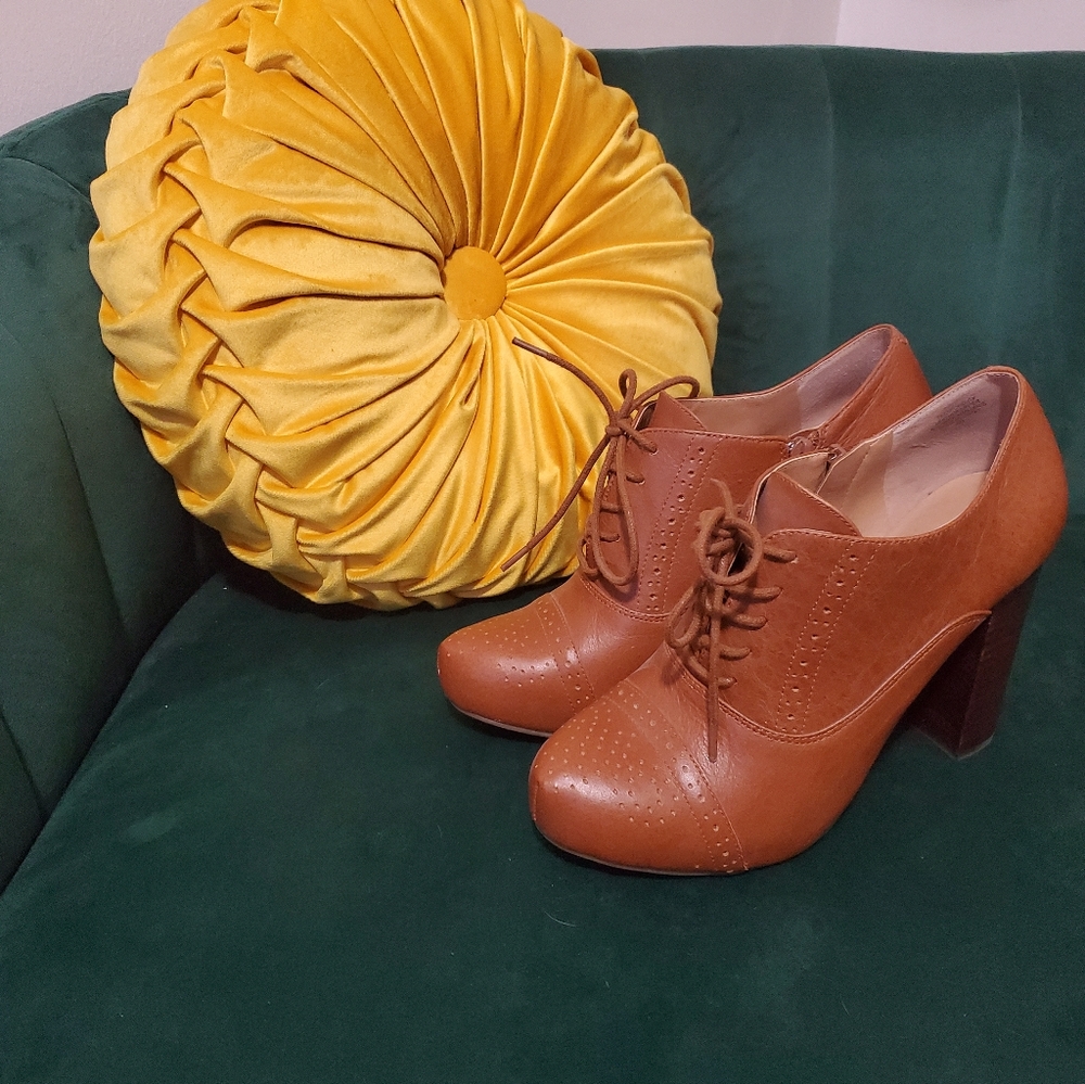 Crown Vintage Pumps. Brown. Size 8.